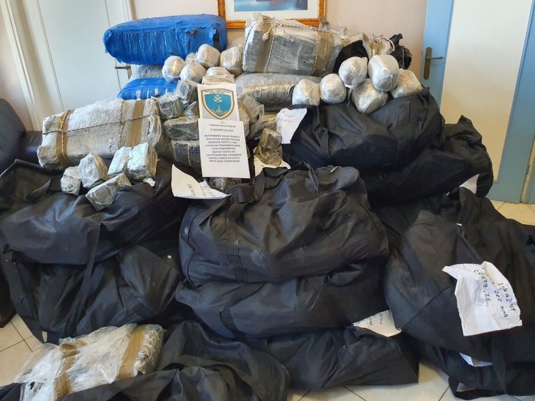 Μάνη: Πάνω από 1 τόνος ναρκωτικών εντοπίστηκε από το Λιμενικό