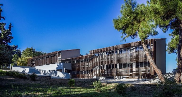 H ELVIAL στηρίζει την ανώτατη εκπαίδευση: Τα συστήματα αλουμινίου της πρωταγωνιστούν στο ανακαινισμένο κτίριο «West Hall» του ACT (American College of Thessaloniki)