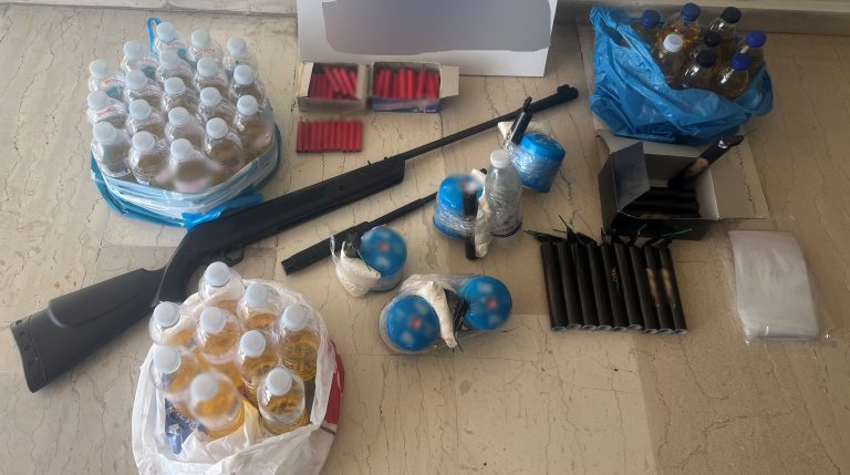 Εντοπισμός εκρηκτικών και όπλων  στην Κόρινθο – Τρεις συλλήψεις για βαρύτατα αδικήματα