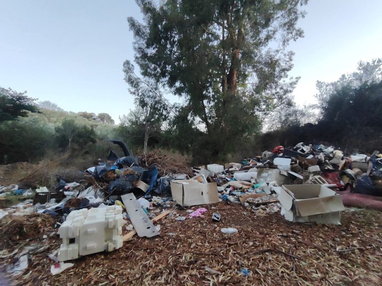 Ρύπανση του ποταμού Οινούντα – Χωματερή στον παραποτάμιο δρόμο, στο ύψος της γέφυρας της Κελεφίνας