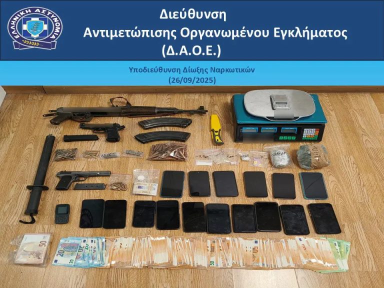 Εξάρθρωση εγκληματικής οργάνωσης: Κατασχέθηκαν πάνω από 1,1 Τόνος Κάνναβης, όπλα και πλαστά χαρτονομίσματα – 6 συλλήψεις σε Αττική και Αρκαδία