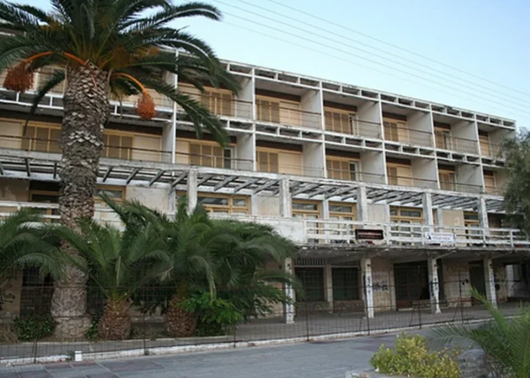 Απεντάχθηκε το έργο του Ξενία Σπάρτης – Ερωτήματα για το μέλλον του ιστορικού κτιρίου