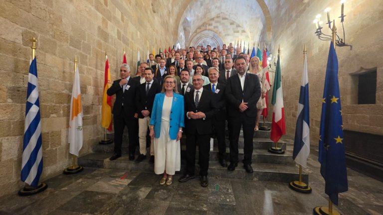 Πάνω από 100 αυτοδιοικητικοί στη Ρόδο ζητούν ενίσχυση του ρόλου των Περιφερειών