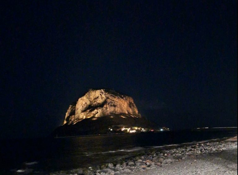 Μια ιστορική βραδιά για τη Μονεμβασία – Ο Βράχος ντύθηκε για πρώτη φορά με φως